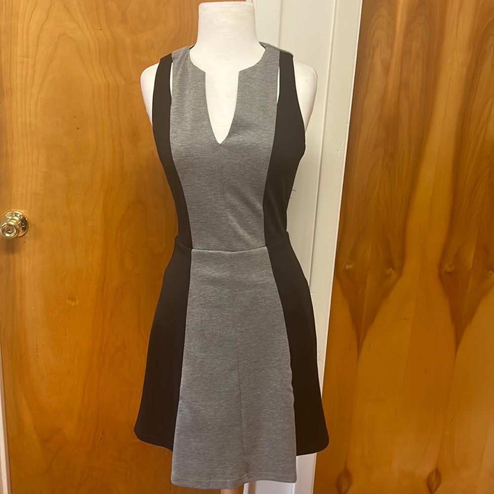 Adelyn Rae XS cut out detail sleeveless dress two toned.